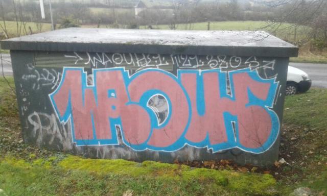local électrique couvert de graffiti