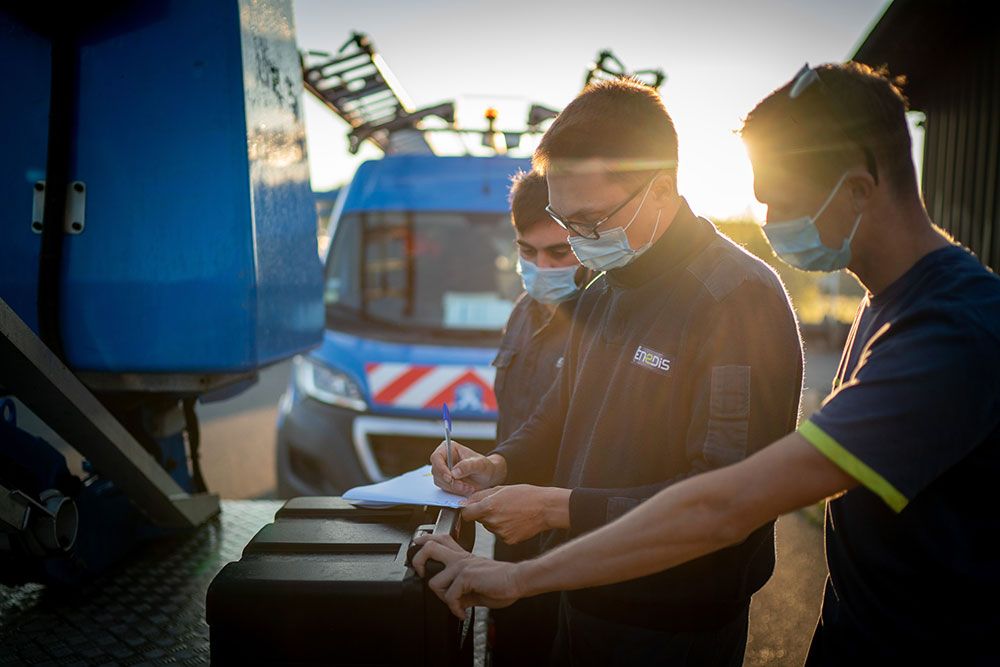 Photos de trois techniciens sur un chantier avec des véhicules d'Enedis