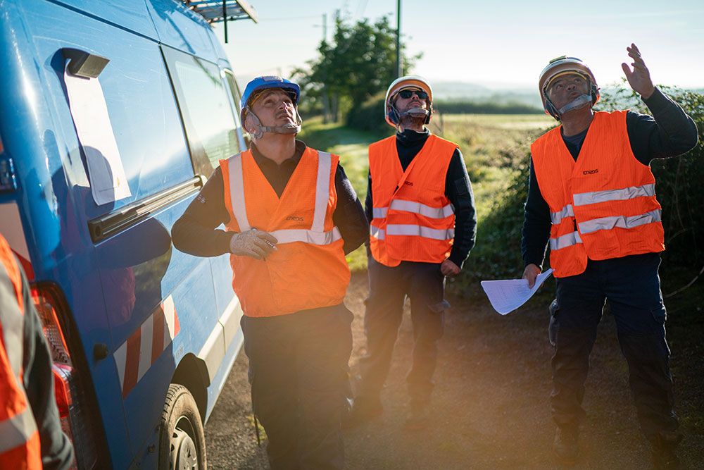 Photos de trois techniciens d'enedis en gilet orange sur un chantier